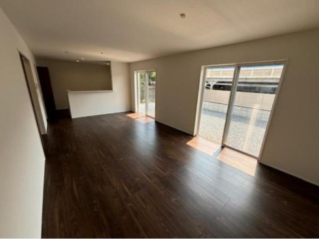 ���r���O �傫�ȑ����炽���Ղ�̗z���������閾�邢���r���O�B�J�����̂��郊�r���O�ŉƑ��c���̂��났�̎��Ԃ��߂����܂��B