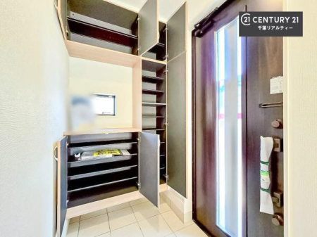 ���� �V���[�Y�{�b�N�X�t���Ȃ̂ŁA���ւ��Еt�����|�������₷���ł��I
�X�b�L���������ւŌ˂��J�����u�ԁA�������̂���S�n������Ԃ��o�}���Ă���܂��B
