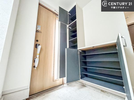 ���� �V���[�Y�{�b�N�X�t���Ȃ̂ŁA���ւ��Еt�����|�������₷���ł��I
�X�b�L���������ւŌ˂��J�����u�ԁA�������̂���S�n������Ԃ��o�}���Ă���܂��B

