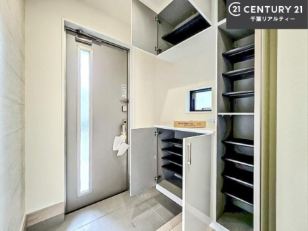 ���� �V���[�Y�{�b�N�X�t���Ȃ̂ŁA���ւ��Еt�����|�������₷���ł��I
�X�b�L���������ւŌ˂��J�����u�ԁA�������̂���S�n������Ԃ��o�}���Ă���܂��B
