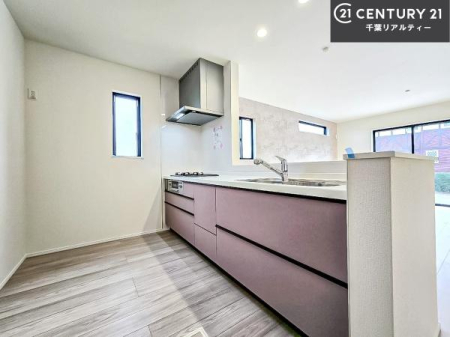 �L�b�`�� ��l�C�̑Ζʎ��V�X�e���L�b�`�����̗p���Ă��܂��I���Ƒ��̃R�~���j�P�[�V���������R�Ƒ�����݌v�ł��B
���q�l�ɂ��ڂ��͂��̂Ŋ������ł��ˁB�L�X�g���ĉ��K�ɍ�Ƃ��i�݂܂��B