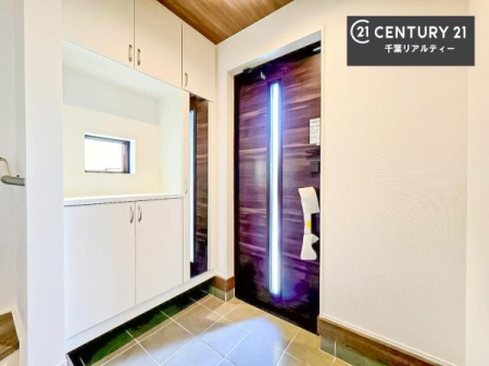 ���� �V���[�Y�{�b�N�X�t���Ȃ̂ŁA���ւ��Еt�����|�������₷���ł��I
�X�b�L���������ւŌ˂��J�����u�ԁA�������̂���S�n������Ԃ��o�}���Ă���܂��B
