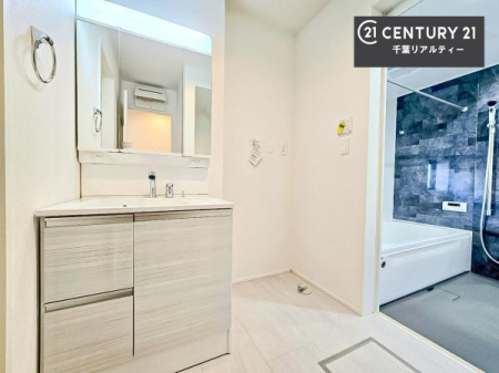 ���ʑ�E���ʏ� �O�ʋ��d�l�̐��ʏ��́A�g�����Ȃ݂����₷������I���͎��[�ɂȂ��Ă��܂��B�h���C���[�₨���ϓ����Еt������̂Ő��ʑ������X�b�L���ƌ����邱�Ƃ��o���܂��I