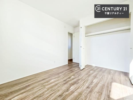 �q������ ���[�X�y�[�X���������Ă���A�ߗނ₨������A�w�p�i�Ȃǂ��������萮���ł��܂��B���������L���g���邽�߁A���K�Ő������Z��Ԃ��������܂��B