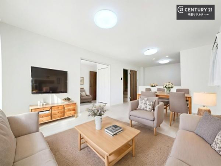 ���r���O �Ƌ��CG�p�[�X�ł��B��؂ȉƑ����W�܂邩�炱��LDK�ɂ͂�����肽���B
�q�����������C�ɏ΂��Ȃ��瑖�����Ă���p�����������u�L���Ƃɂ��ėǂ������v�Ǝv���u�Ԃł��B