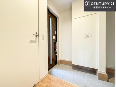 ���� �V���[�Y�{�b�N�X�t���Ȃ̂ŁA���ւ��Еt�����|�������₷���ł��I
�X�b�L���������ւŌ˂��J�����u�ԁA�������̂���S�n������Ԃ��o�}���Ă���܂��B
