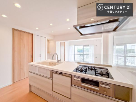 �L�b�`�� ��l�C�̑Ζʎ��V�X�e���L�b�`�����̗p���Ă��܂��I���Ƒ��̃R�~���j�P�[�V���������R�Ƒ�����݌v�ł��B
���q�l�ɂ��ڂ��͂��̂Ŋ������ł��ˁB���[�͂�����܂��I