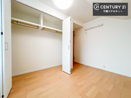 �q������ ���[�X�y�[�X�����t���Ă���̂ŁA�}�ȗ��q���ł��U�炩��������������T�b�ƕЂÂ����đ�ϕ֗��ł��I�ǖʂ��L�X���Ă���̂ŁA�׋�����x�b�h�̒u����ɍ���܂���I