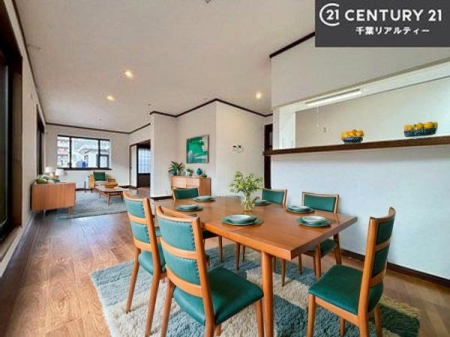 ���r���O �Ƌ��CG�p�[�X�ł��B�J�����̂���L�XLDK�I�\�t�@�[��_�C�j���O�e�[�u����u���Ă������ɂȂ�Ȃ��̂ŉ��K�ɉ߂����܂��I�R�~���j�P�[�V���������₷�����r���O�ł��I