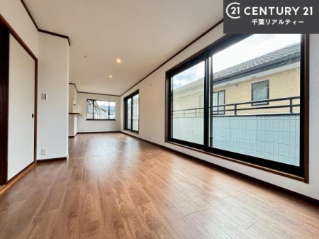 ���r���O �傫�ȑ����炽���Ղ�̗z���������閾�邢���r���O�B�J�����̂��郊�r���O�ŉƑ��c���̂��났�̎��Ԃ��߂����܂��B