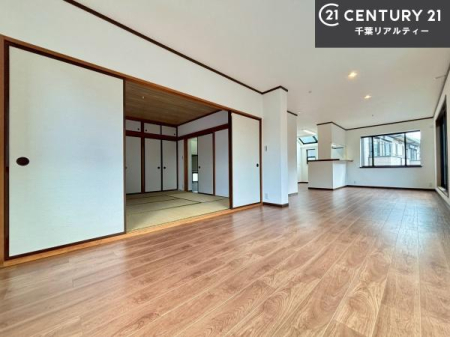 ���r���O ��؂ȉƑ����W�܂邩�炱��LDK�ɂ͂�����肽���B
�q�����������C�ɏ΂��Ȃ��瑖�����Ă���p�����������u�L���Ƃɂ��ėǂ������v�Ǝv���u�Ԃł��B