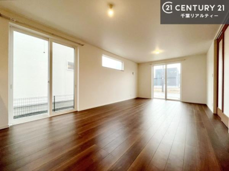 ���r���O �傫�ȑ����炽���Ղ�̗z���������閾�邢���r���O�B�J�����̂��郊�r���O�ŉƑ��c���̂��났�̎��Ԃ��߂����܂��B