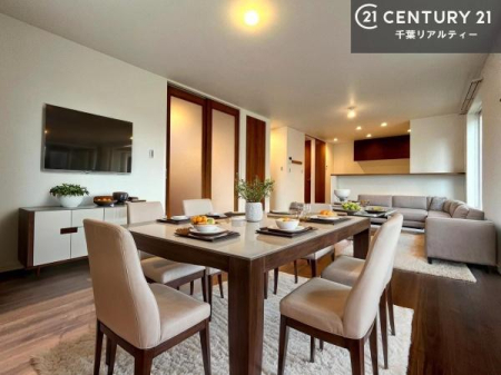 ���r���O �Ƌ��CG�p�[�X�ł��B��؂ȉƑ����W�܂邩�炱��LDK�ɂ͂�����肽���B
�q�����������C�ɏ΂��Ȃ��瑖�����Ă���p�����������u�L���Ƃɂ��ėǂ������v�Ǝv���u�Ԃł��B