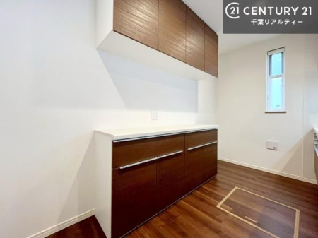 �L�b�`�� �w�ʃJ�b�v�{�[�h�t���̐V�K�L�b�`���ŁA���[���f�U�C�����X�}�[�g�ɁB��Ɠ������l����ꂽ���K�ȃL�b�`����Ԃł��B
