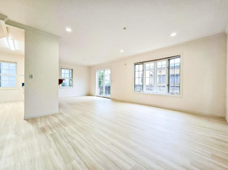 ���r���O ��؂ȉƑ����W�܂邩�炱��LDK�ɂ͂�����肽���B
�q�����������C�ɏ΂��Ȃ��瑖�����Ă���p�����������u�L���Ƃɂ��ėǂ������v�Ǝv���u�Ԃł��B