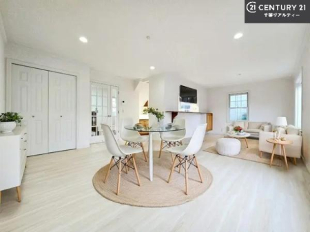 ���r���O �Ƌ��CG�p�[�X�ł��B�S�n�ǂ����r���O�͉Ƒ������R�ƏW�܂�܂��B�Ƒ��c�R�̎��Ԃ����������ł��B���Ƒ��ƁA����w�[���������Ԃ��߂��������ł��ˁB���邭�J���I�ȋ�Ԃł��B