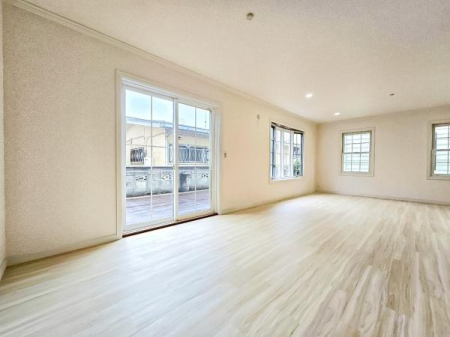 ���r���O ��؂ȉƑ����W�܂邩�炱��LDK�ɂ͂�����肽���B
�q�����������C�ɏ΂��Ȃ��瑖�����Ă���p�����������u�L���Ƃɂ��ėǂ������v�Ǝv���u�Ԃł��B