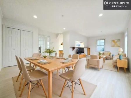 ���r���O �Ƌ��CG�p�[�X�ł��B�S�n�ǂ����r���O�͉Ƒ������R�ƏW�܂�܂��B�Ƒ��c�R�̎��Ԃ����������ł��B���Ƒ��ƁA����w�[���������Ԃ��߂��������ł��ˁB���邭�J���I�ȋ�Ԃł��B