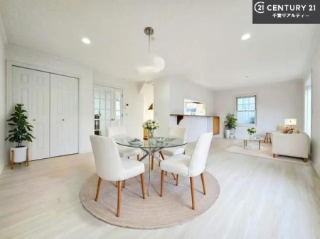 ���r���O �Ƌ��CG�p�[�X�ł��B�S�n�ǂ����r���O�͉Ƒ������R�ƏW�܂�܂��B�Ƒ��c�R�̎��Ԃ����������ł��B���Ƒ��ƁA����w�[���������Ԃ��߂��������ł��ˁB���邭�J���I�ȋ�Ԃł��B