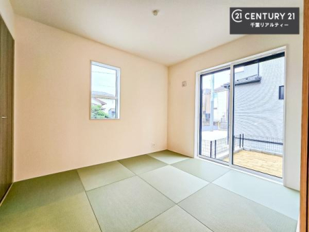 �a�� ��̍��肪�S�n�悭�A�q�Ԃ₨�q���܂̗V�я�A���Q�X�y�[�X�ȂǑ��ړI�ɂ��g�����������܂��B
���r���O�ɗאڂ��Ă��邽�߁A�����˂��J����΍L�X�Ƃ�����̊��̂����ԂɁA�߂�Ό��Ƃ��Ă����p�\�B