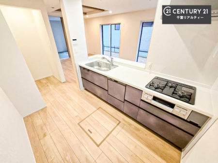 �L�b�`�� ��l�C�̑Ζʎ��V�X�e���L�b�`�����̗p���Ă��܂��I���Ƒ��̃R�~���j�P�[�V���������R�Ƒ�����݌v�ł��B
���q�l�ɂ��ڂ��͂��̂Ŋ������ł��ˁB�L�X�g���ĉ��K�ɍ�Ƃ��i�݂܂��B