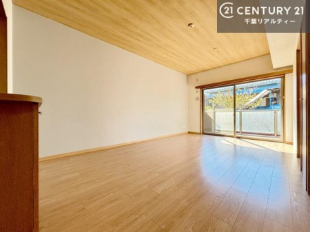 ���r���O �傫�ȑ����炽���Ղ�̗z���������閾�邢���r���O�B�J�����̂��郊�r���O�ŉƑ��c���̂��났�̎��Ԃ��߂����܂��B