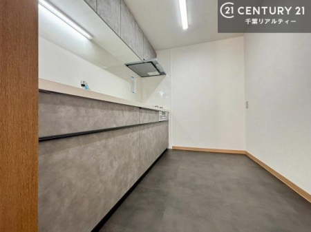 �L�b�`�� ��Ƃ肠�钲���X�y�[�X�ō�Ƃ����₷�����K�ȃL�b�`���ł��I
���q�l�ƈꏏ�ɂ��َq������y���߂�L�X�X�y�[�X�ł��B�y�����������ԂɂȂ肻���ł��ˁI