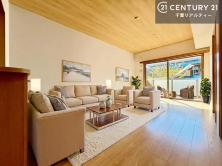 ���r���O �Ƌ��CG�p�[�X�ł��B�傫�ȑ����炽���Ղ�̗z���������閾�邢���r���O�B�J�����̂��郊�r���O�ŉƑ��c���̂��났�̎��Ԃ��߂����܂��B