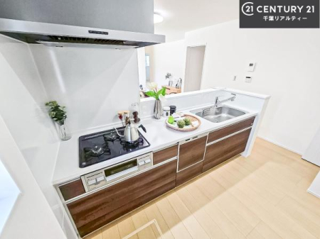 �L�b�`�� ��l�C�̑Ζʎ��V�X�e���L�b�`�����̗p���Ă��܂��I���Ƒ��̃R�~���j�P�[�V���������R�Ƒ�����݌v�ł��B
���q�l�ɂ��ڂ��͂��̂Ŋ������ł��ˁB���[�͂�����܂��I