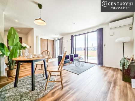 ���r���O �傫�ȑ����炽���Ղ�̗z���������閾�邢���r���O�B�J�����̂��郊�r���O�ŉƑ��c���̂��났�̎��Ԃ��߂����܂��B