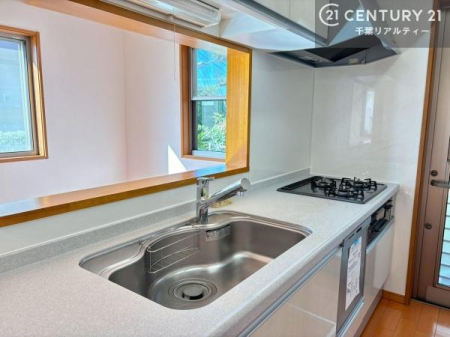 �L�b�`�� ��l�C�̑Ζʎ��V�X�e���L�b�`�����̗p���Ă��܂��I���Ƒ��̃R�~���j�P�[�V���������R�Ƒ�����݌v�ł��B
���q�l�ɂ��ڂ��͂��̂Ŋ������ł��ˁB�L�X�g���ĉ��K�ɍ�Ƃ��i�݂܂��B