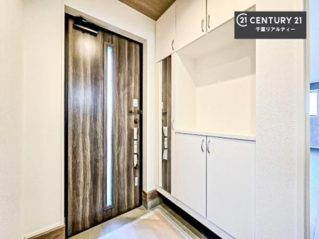 ���� �V���[�Y�{�b�N�X�t���Ȃ̂ŁA���ւ��Еt�����|�������₷���ł��I
�X�b�L���������ւŌ˂��J�����u�ԁA�������̂���S�n������Ԃ��o�}���Ă���܂��B