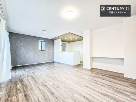 ���r���O ��؂ȉƑ����W�܂邩�炱��LDK�ɂ͂�����肽���B
�q�����������C�ɏ΂��Ȃ��瑖�����Ă���p�����������u�L���Ƃɂ��ėǂ������v�Ǝv���u�Ԃł��B