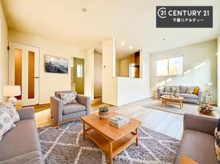 ���r���O �y�������ʐ^�z�Ƌ��CG�p�[�X�ł��B�D�����z���܂肪���r���O����ł���ċ��S�n�̗ǂ���Ԃ����o���Ă���܂��I
���났�̎��Ԃ��߂����܂��I