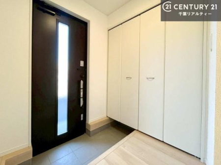 ���� �V���[�Y�{�b�N�X�t���Ȃ̂ŁA���ւ��Еt�����|�������₷���ł��I
�X�b�L���������ւŌ˂��J�����u�ԁA�������̂���S�n������Ԃ��o�}���Ă���܂��B
