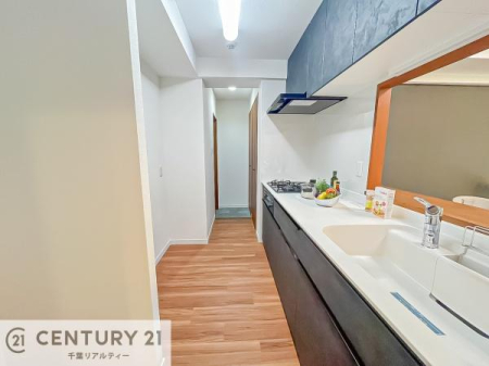 �L�b�`�� ��Ƃ肠�钲���X�y�[�X�ō�Ƃ����₷�����K�ȃL�b�`���ł��I
���q�l�ƈꏏ�ɂ��َq������y���߂�L�X�X�y�[�X�ł��B