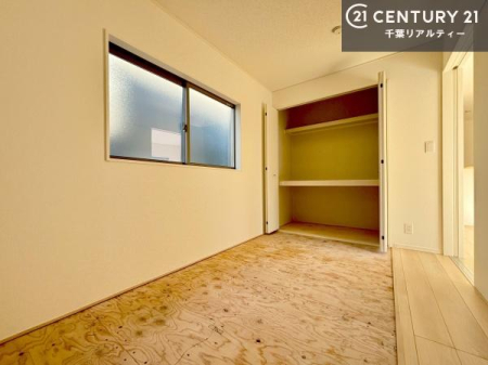 �a�� ��̍��肪�S�n�悭�A�q�Ԃ₨�q���܂̗V�я�A���Q�X�y�[�X�ȂǑ��ړI�ɂ��g�����������܂��B
���r���O�ɗאڂ��Ă��邽�߁A�����˂��J����΍L�X�Ƃ�����̊��̂����ԂɁA�߂�Ό��Ƃ��Ă����p�\�B