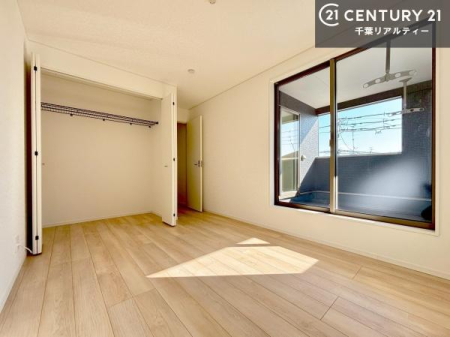 �m�� �S�����Ɏ��[�X�y�[�X������Ă���A�ߗނ�G�ߕ��A���p�i�܂ł�������Ǝ��܂�܂��B�e�������ƂɎ��[�����邽�߁A������Ԃ���������ƕۂ��₷���A�Ƌ�̔z�u�����₷���Ԏ��ł��I