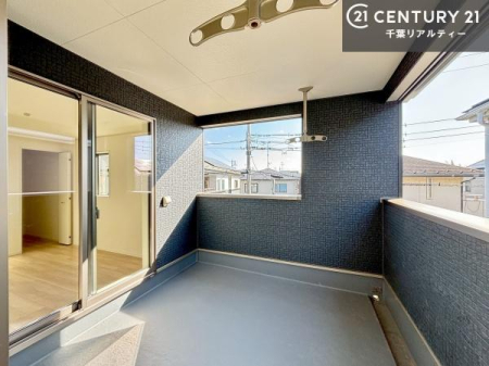 �o���R�j�[ �������Ղ�ǂŃv���C�o�V�[�ɔz�����ꂽ�v���C�x�[�g�o���R�j�[�B�`�F�A��O���[����z�u���āA�x���͉Ƒ��ł̂�т�o���R�j�[���Ԃ��y���߂܂��I