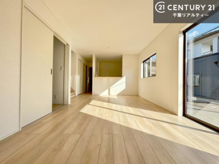 ���r���O �傫�ȑ����炽���Ղ�̗z���������閾�邢���r���O�B�J�����̂��郊�r���O�ŉƑ��c���̂��났�̎��Ԃ��߂����܂��B