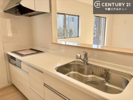 �L�b�`�� ��l�C�̑Ζʎ��V�X�e���L�b�`�����̗p���Ă��܂��I���Ƒ��̃R�~���j�P�[�V���������R�Ƒ�����݌v�ł��B
���q�l�ɂ��ڂ��͂��̂Ŋ������ł��ˁB�L�X�g���ĉ��K�ɍ�Ƃ��i�݂܂��B