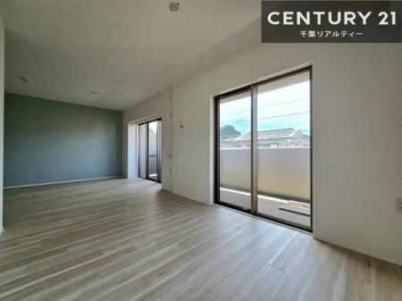 ���r���O �傫�ȑ����炽���Ղ�̗z���������閾�邢���r���O�B�J�����̂��郊�r���O�ŉƑ��c���̂��났�̎��Ԃ��߂����܂��B