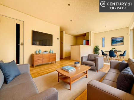 ���r���O �Ƌ��CG�p�[�X�ł��B�J�����̂���L�XLDK�I�\�t�@�[��_�C�j���O�e�[�u����u���Ă������ɂȂ�Ȃ��̂ŉ��K�ɉ߂����܂��I�R�~���j�P�[�V���������₷�����r���O�ł��I