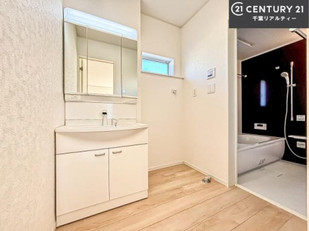 ���ʑ�E���ʏ� �O�ʋ��d�l�̐��ʏ��́A�g�����Ȃ݂����₷������I���͎��[�ɂȂ��Ă��܂��B�h���C���[�₨���ϓ����Еt������̂Ő��ʑ������X�b�L���ƌ����邱�Ƃ��o���܂��I