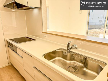 �L�b�`�� ��l�C�̑Ζʎ��V�X�e���L�b�`�����̗p���Ă��܂��I���Ƒ��̃R�~���j�P�[�V���������R�Ƒ�����݌v�ł��B
���q�l�ɂ��ڂ��͂��̂Ŋ������ł��ˁB�L�X�g���ĉ��K�ɍ�Ƃ��i�݂܂��B