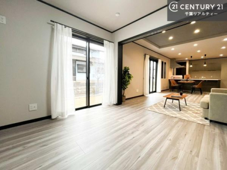 �m�� ���r���O�ɗאڂ����m���͉Ƒ��̃��C�t�X�^�C���ɍ��킹�ď_��Ɏg����֗��ȋ�ԁB�����J����΃��r���O�ƈ�̊��̂���L�X�Ƃ�����ԂɁA�߂�Η��q�p�̌��⃏�[�N�X�y�[�X�A�L�b�Y���[���Ƃ��Ă����􂵂܂��B