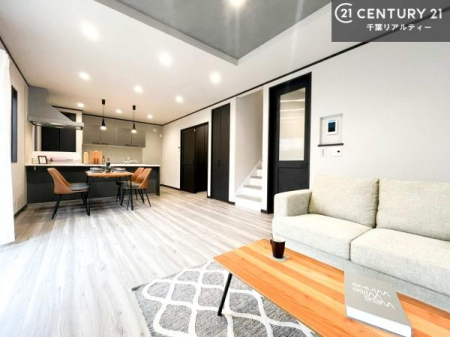 ���r���O ��؂ȉƑ����W�܂邩�炱��LDK�ɂ͂�����肽���B
�q�����������C�ɏ΂��Ȃ��瑖�����Ă���p�����������u�L���Ƃɂ��ėǂ������v�Ǝv���u�Ԃł��B