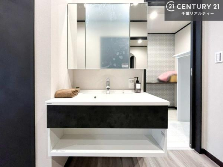 ���ʑ�E���ʏ� �O�ʋ��d�l�̐��ʏ��́A�g�����Ȃ݂����₷������I���͎��[�ɂȂ��Ă��܂��B�h���C���[�₨���ϓ����Еt������̂Ő��ʑ������X�b�L���ƌ����邱�Ƃ��o���܂��I