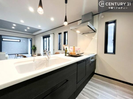 �L�b�`�� ��l�C�̑Ζʎ��V�X�e���L�b�`�����̗p���Ă��܂��I���Ƒ��̃R�~���j�P�[�V���������R�Ƒ�����݌v�ł��B
���q�l�ɂ��ڂ��͂��̂Ŋ������ł��ˁB�L�X�g���ĉ��K�ɍ�Ƃ��i�݂܂��B