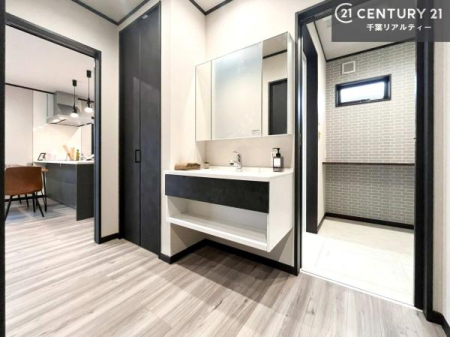 ���ʑ�E���ʏ� �E�ߏ��ɂ̓J�E���^�[�Ɗ��������z�u�I�g�Ȃ�𐮂�����ʏ��́A�������̂��镵�͋C�����o�I�C�����悭���g�����������܂��B